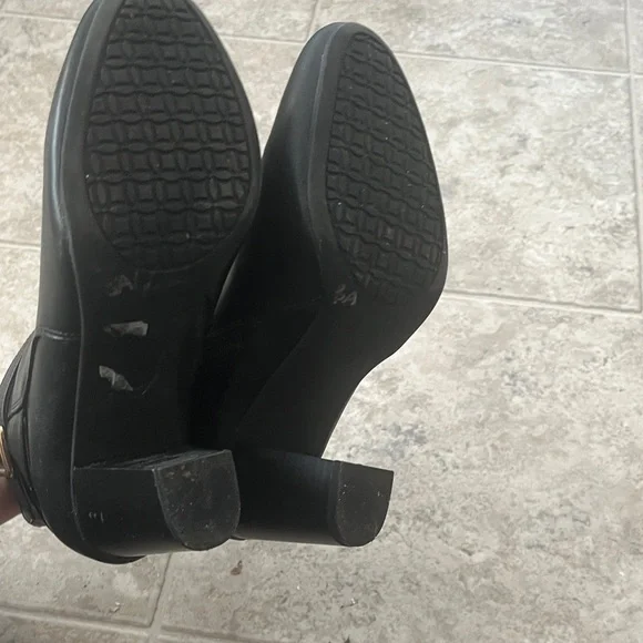 Sleek Black Ankle Boots for Women - Picture 3 of 6